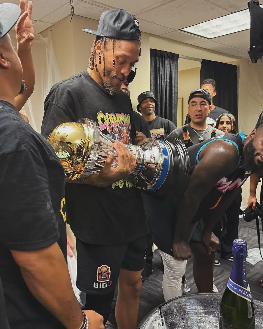 三分绝杀！夺得生涯第六冠！曾让詹姆斯公开道歉